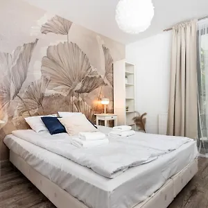 https://flower-old-town-apartments.krakowhotelspoland.com